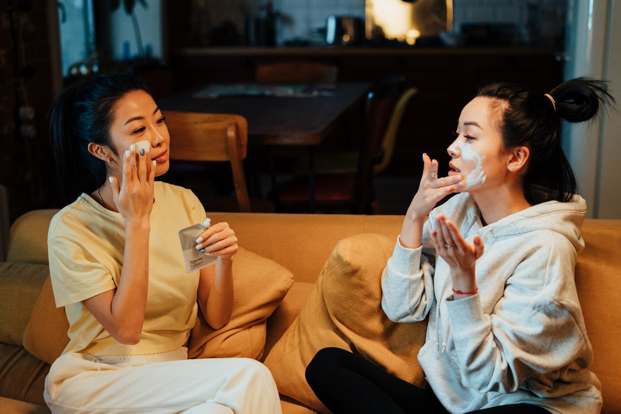 Việc sống chung với nhiều người khác nhau mang đến nhiều bài học quý giá về sự tự lập, quản lý thời gian và tài chính. Sinh viên sẽ học cách tự nấu ăn, dọn dẹp, quản lý thời gian hợp lý giữa học tập và các hoạt động ngoại khóa - OnlyPlants Home