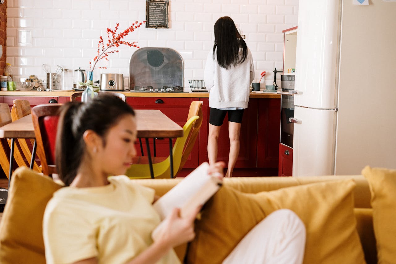 Việc sống chung và cùng nhau giải quyết các vấn đề hàng ngày như chia sẻ không gian sống, quản lý thời gian, giải quyết mâu thuẫn sẽ giúp sinh viên phát triển các kỹ năng giao tiếp, làm việc nhóm và quản lý xung đột - OnlyPlants Home