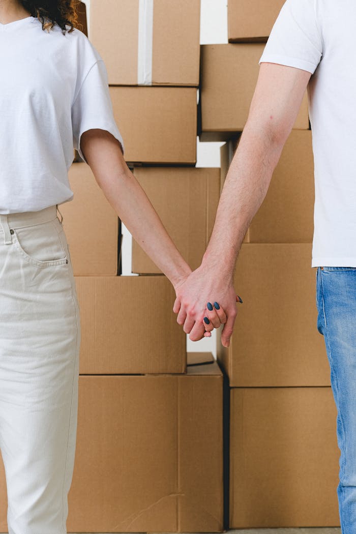 Mặc dù xã hội ngày càng cởi mở, nhưng việc nam nữ sống chung vẫn có thể gặp phải sự phản đối từ gia đình hoặc bạn bè. Định kiến xã hội có thể gây áp lực tâm lý, làm giảm chất lượng cuộc sống - OnlyPlants Home